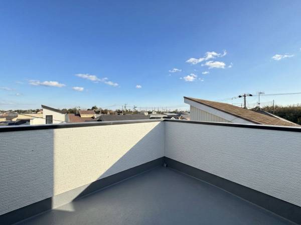 自慢のスカイバルコニーは家族が集うアウトドアな空間