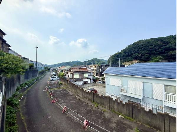 窓からの眺望！山の緑が広がる穏やかで落ち着いた住環境です