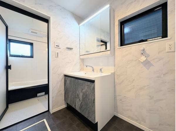 スタイリッシュなサニタリールームとバスルーム