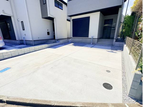 ゆとりのある広々カースペース！毎日の車の出し入れもスムーズです