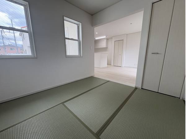 リビングの隣に畳の部屋が有ります。