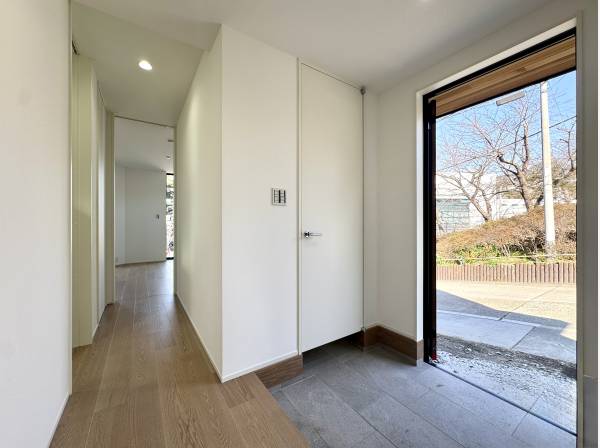 たっぷりの収納を備え、いつも美しく整う玄関。