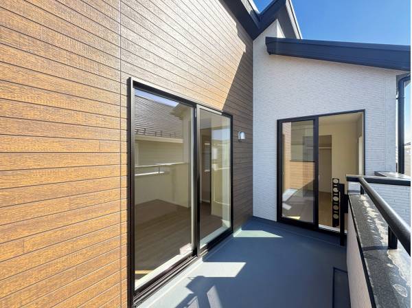 南に広く面した陽当たり良好のバルコニー