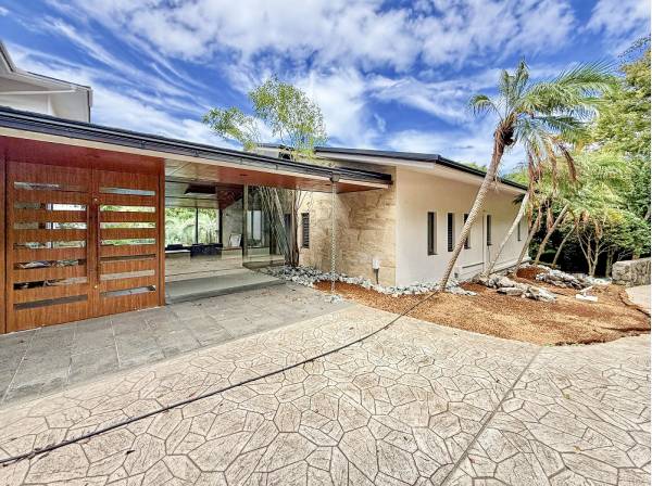 空に映えるリゾート感のある植栽と重厚な佇まいが印象的です