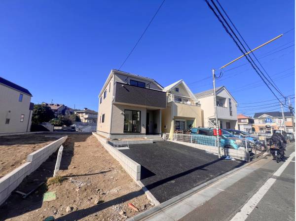 前面道路も広く、駐車もしやすいです