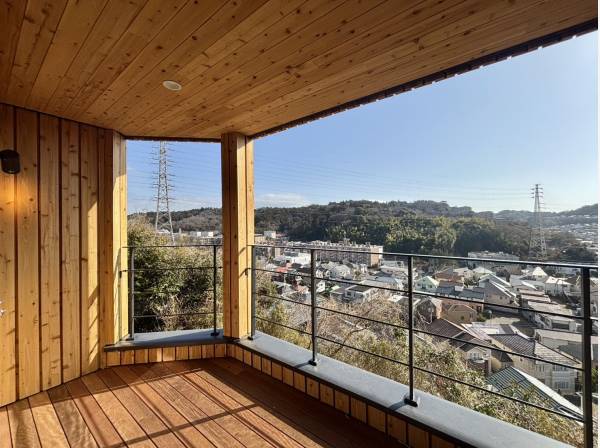 ウッドデッキ×抜けた眺望をお楽しみいただけます。