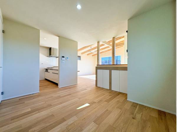 集約された水周りの中心にダイニングが配された優れた動線美