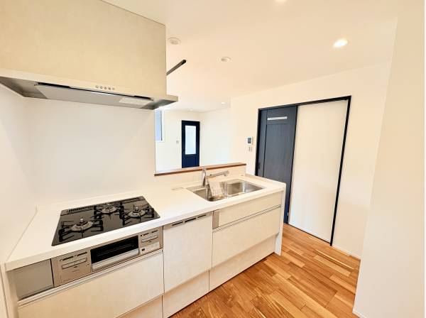 リビングを見渡せる対面式キッチン。家事の負担を減らす便利な食洗器付き