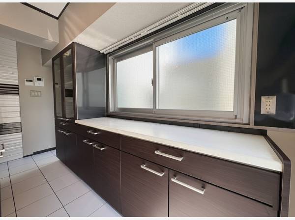 キッチン背面の食器棚とカウンターです。