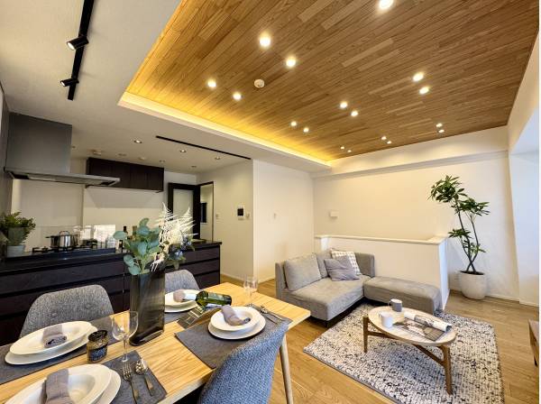 木目調の天井が心地よいLDK。家族団らんの贅沢空間。