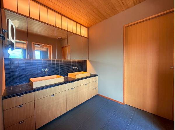 パウダールームはダブルシンク、大容量の収納スペースも！