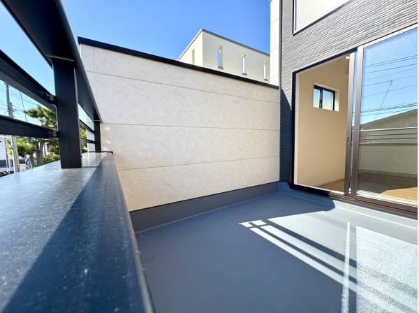 青空が近くに感じられる、開放的なプライベートバルコニー