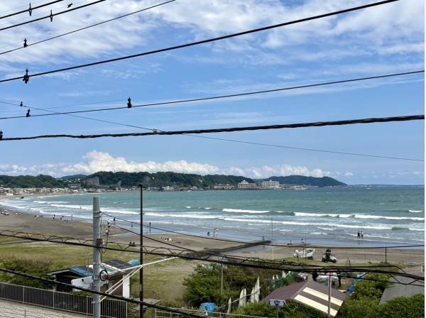 海を贅沢に眺めます。開放的なパノラマビュー。