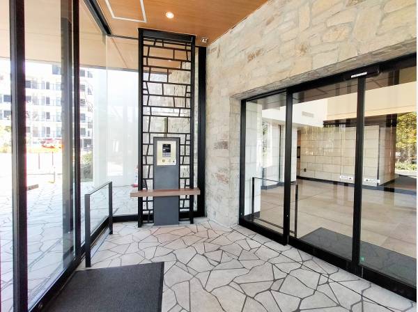 重厚感のある石張り調のエントランス