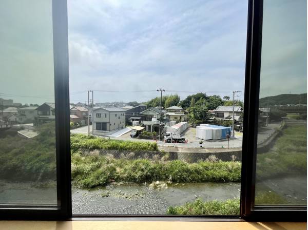 キッチン正面にも大きな窓が備わり川を望めます