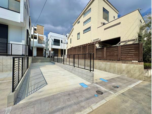 閑静な住宅地に馴染む落ち着いた色合いの外観