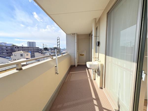 南向きの明るいバルコニー