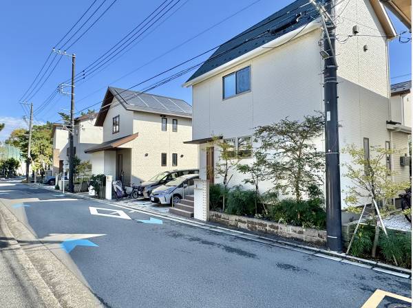 並木の続く、ゆとりある穏やかな街並みです