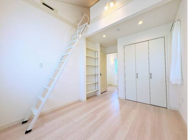 ロフト付き洋室