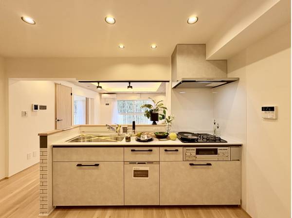 お洒落なシステムキッチン（浄水器付き）