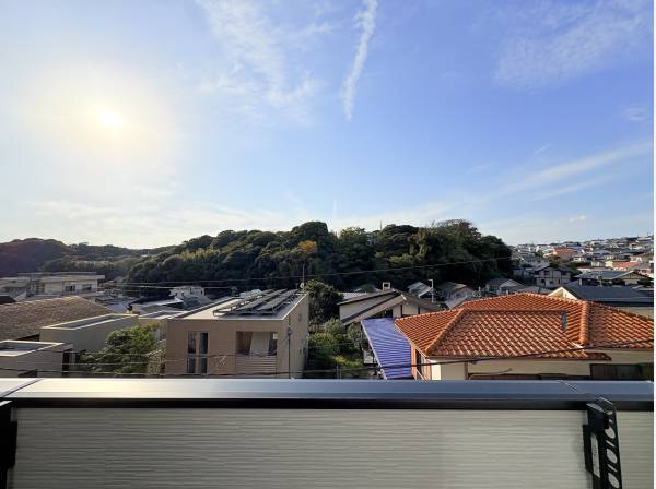 ２階バルコニーからの開放的な眺望、緑の借景をお楽しみいただけます