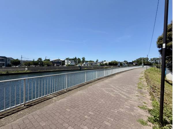 近くには開放的な川沿いの遊歩道！海風を感じながらのお散歩に最適