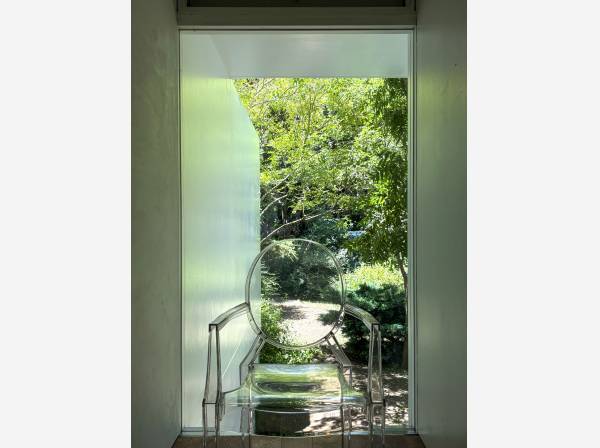 緑を切り取り、まるで絵画のようなシーン