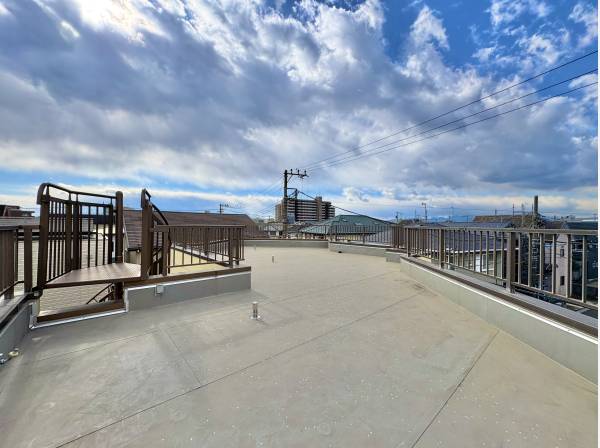 鉄筋工クリート造の屋上は、丈夫で安心です。