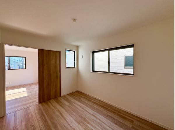 リビング横には約6帖の洋室が隣接します