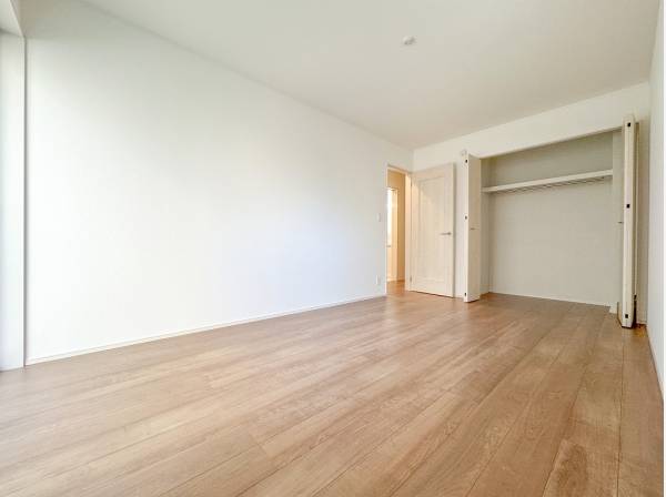 広々使える7.5帖の二面採光の洋室