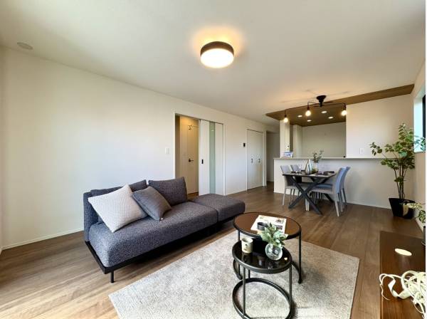 ゆったりとおくつろぎいただける1階リビングです。