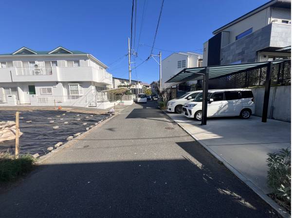 前面道路もゆとりがございます