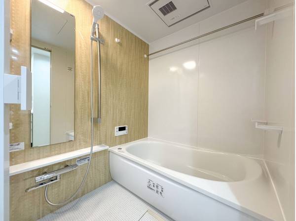 木調のクロスがぬくもりあるバスルームを演出