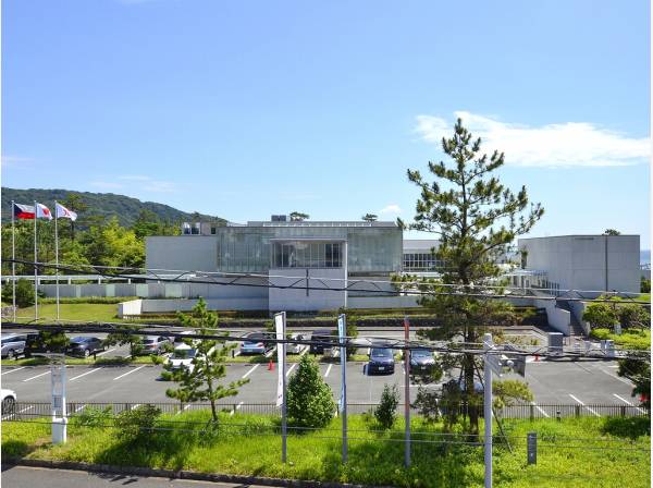 神奈川県立近代美術館まで自転車で7分（約1.9km）