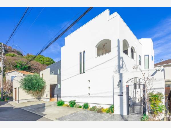 お車２台駐車可能、白壁とアイアンワークのゲートが素敵です！