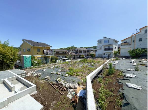 周囲に建物はありますが、こんなに広々とした空を感じられます。