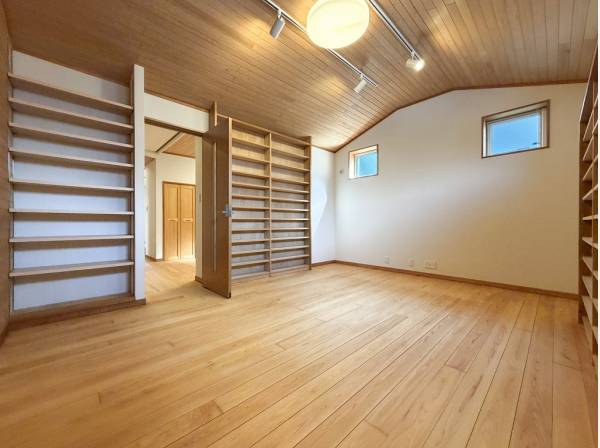 趣味室やライブラリーにもおすすめなゆとりあるお部屋