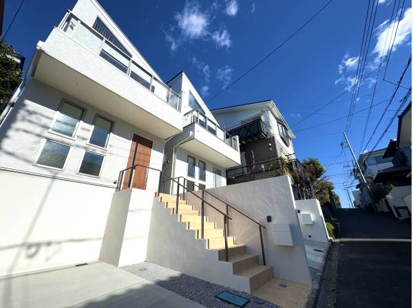 ホワイトカラーのスタイリッシュな外観