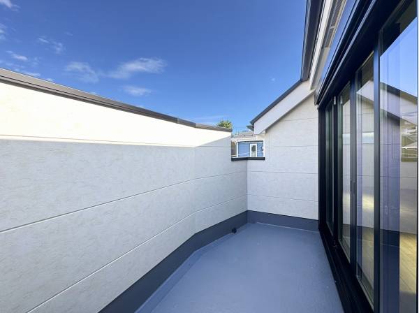 腰壁が高く目線の気にならないプライベートなバルコニー