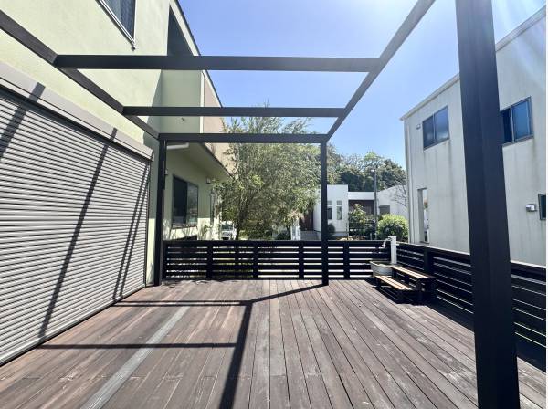 リビングの一部として利用できるウッドデッキ