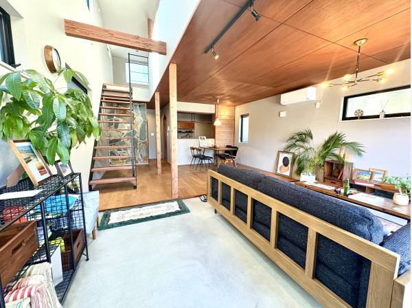 土間と一体感のあるリビングダイニング