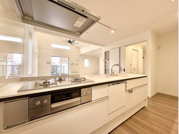 オープンタイプのシステムキッチンは食洗機と浄水器付き