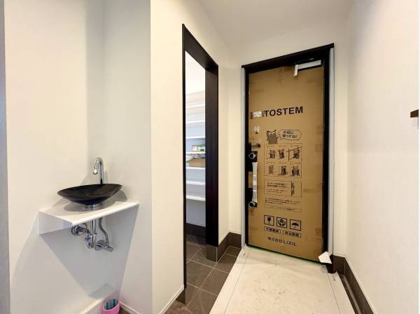 玄関にも収納を設置しております！