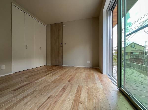 大きな窓から気持ちの良い風を取り込めます