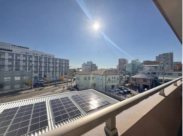 前面に高い建物がなく陽光が射し込みます