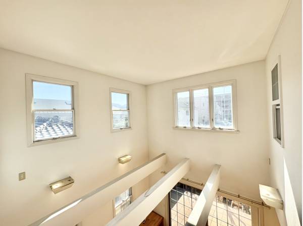 リビング上部は吹抜天井になっており明るく開放的な空間を演出