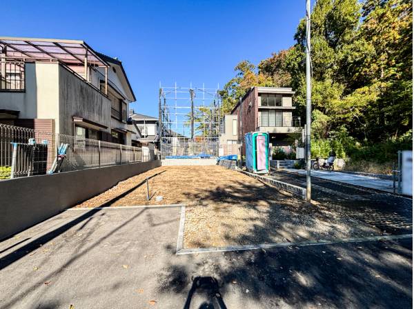 現地の様子、逗子の豊かな緑に囲まれた閑静なエリアに立地