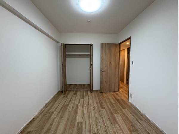 6帖の洋室。仕事や勉強に集中できる広さがあります