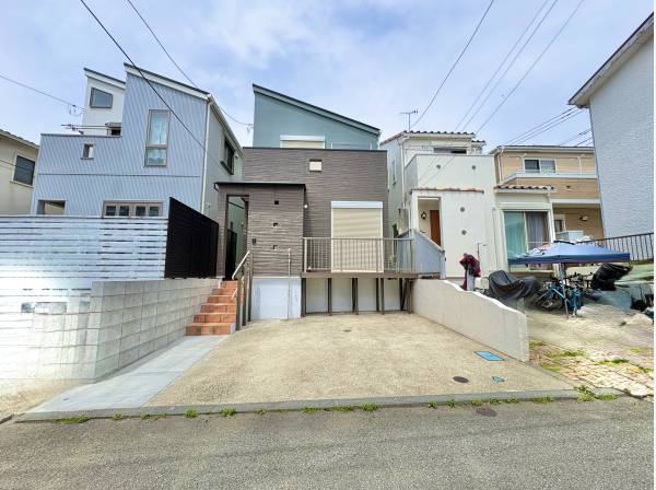 閑静な住宅地に馴染む落ち着いた色合いの外観