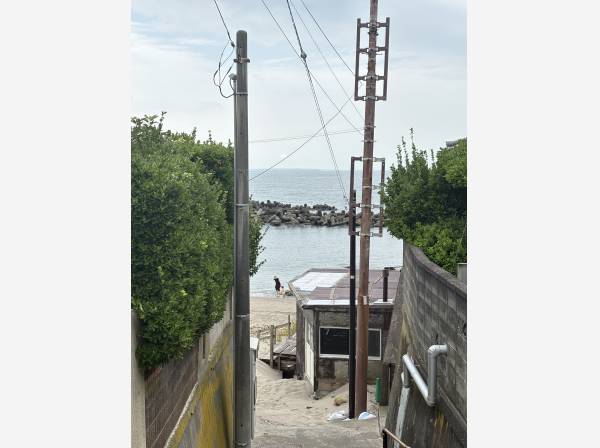 １分も歩けば砂浜に出ることができます(約20ｍ)